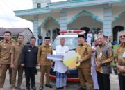 Perkuat Layanan Publik, Gubernur Babel Hidayat Arsani Serahkan Ambulans untuk Warga Desa Kemingking