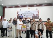 Wujudkan Pelayanan Prima, Gubernur Hidayat Arsani Serahkan Dana Hibah untuk Jemaah Haji 2026