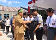 Wujud Kepedulian Pada Pendidikan, Gubernur Hidayat Serahkan Seragam dan Perlengkapan Sekolah Untuk Siswa Prasejahtera