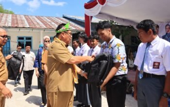 Wujud Kepedulian Pada Pendidikan, Gubernur Hidayat Serahkan Seragam dan Perlengkapan Sekolah Untuk Siswa Prasejahtera