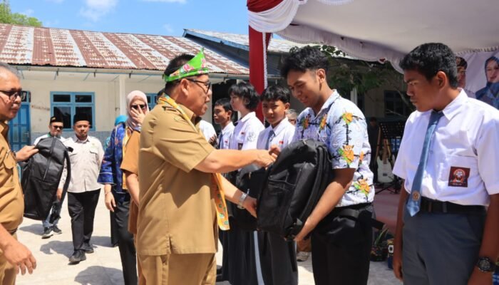 Wujud Kepedulian Pada Pendidikan, Gubernur Hidayat Serahkan Seragam dan Perlengkapan Sekolah Untuk Siswa Prasejahtera